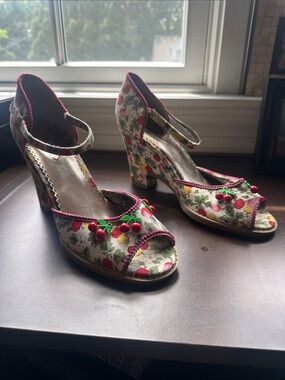 Poetic License “sweet Shirley Temple” cherry floral fabric sandal 39.5 cute